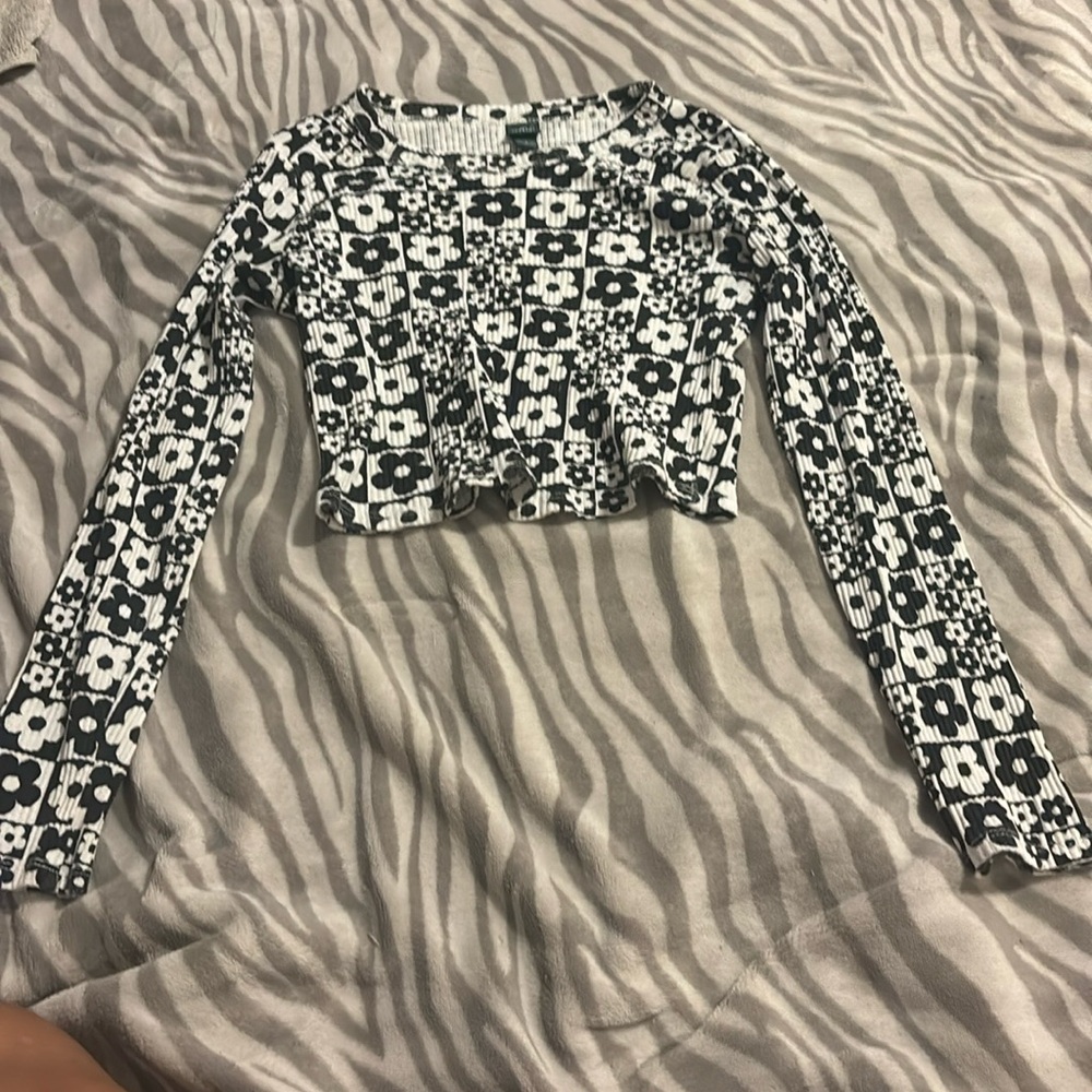Black and white cropped long sleeve shirt